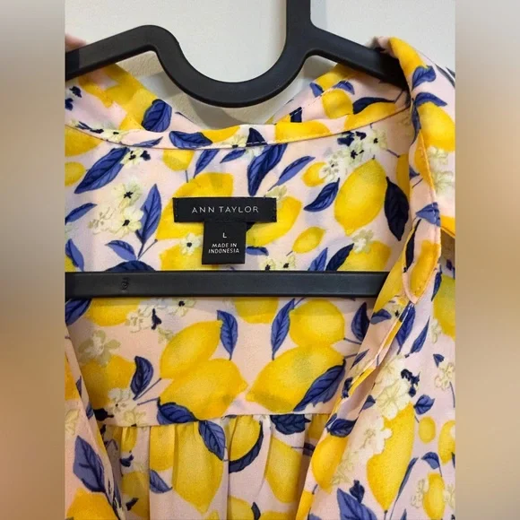 Ann Taylor Women's Lemon Blossom Camp Shirt Pale Petal L - Picture 2 of 6